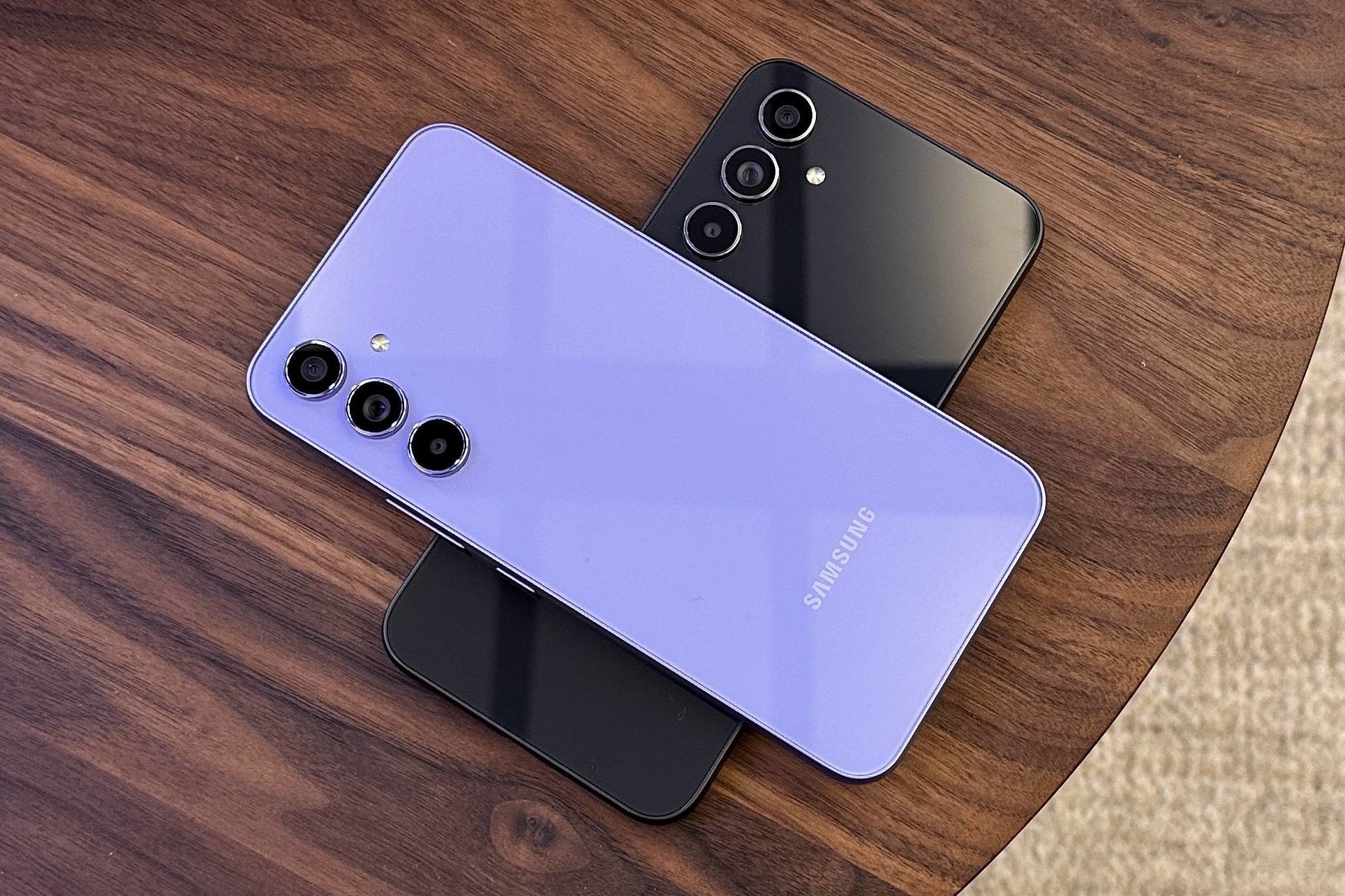 Смартфон имеет защиту от пыли и влаги со степенью защиты IP67, что делает его более надежным в экстремальных условиях.