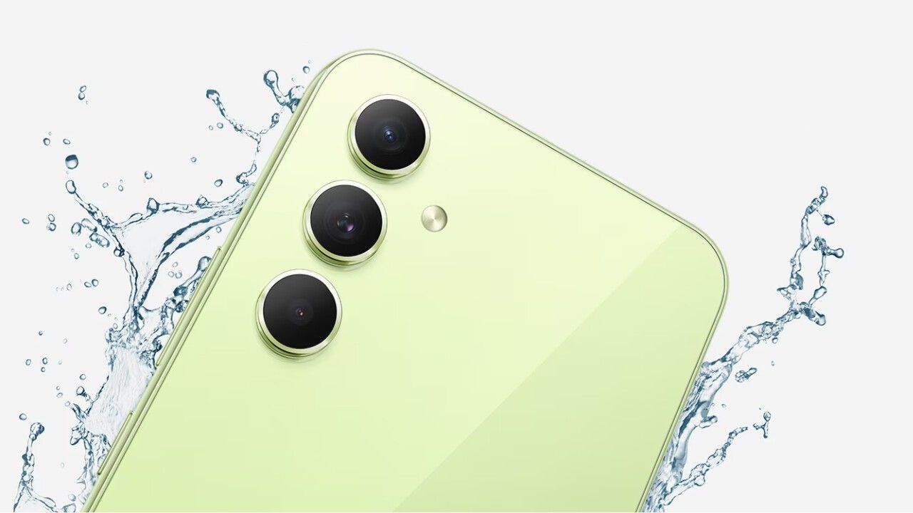 Этот смартфон оснащен красивым и ярким Super AMOLED-экраном с диагональю 6.4 дюйма и разрешением 2340x1080 пикселей, который имеет частоту обновления 120 Гц.