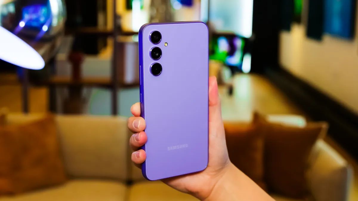  Смартфон Samsung Galaxy A54 5G в лиловом цвете - это уникальное устройство, которое поддерживает все популярные мобильные сети включая 5G.